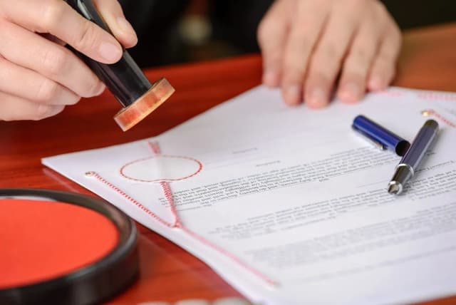 Jakie dokumenty są potrzebne do działu spadku u notariusza?